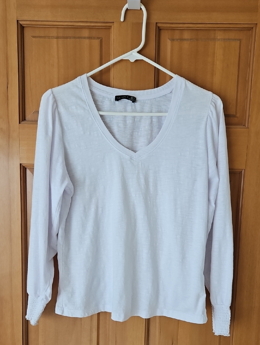 Black Tape Size S Women's White V-Neck Long Sleeve Top With Gathered Cuffs